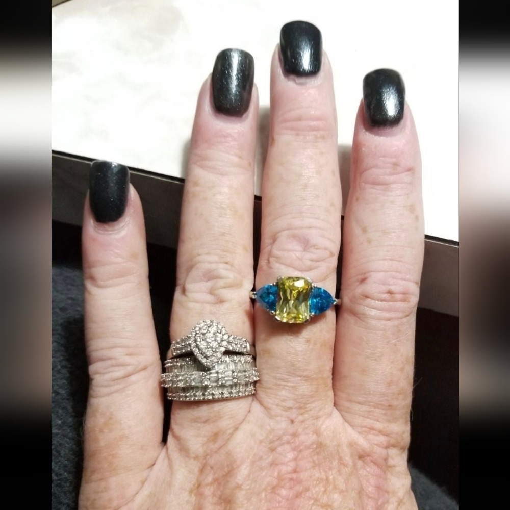 10k White Gold Aqua & Yellow Emerald Trillion cut three stone ring - Picture 7 of 10